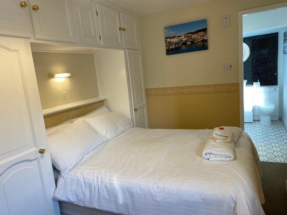 Marine View Guest House Скарборо Екстер'єр фото