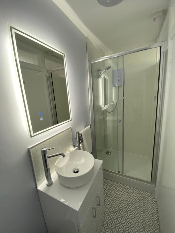 Marine View Guest House Скарборо Екстер'єр фото