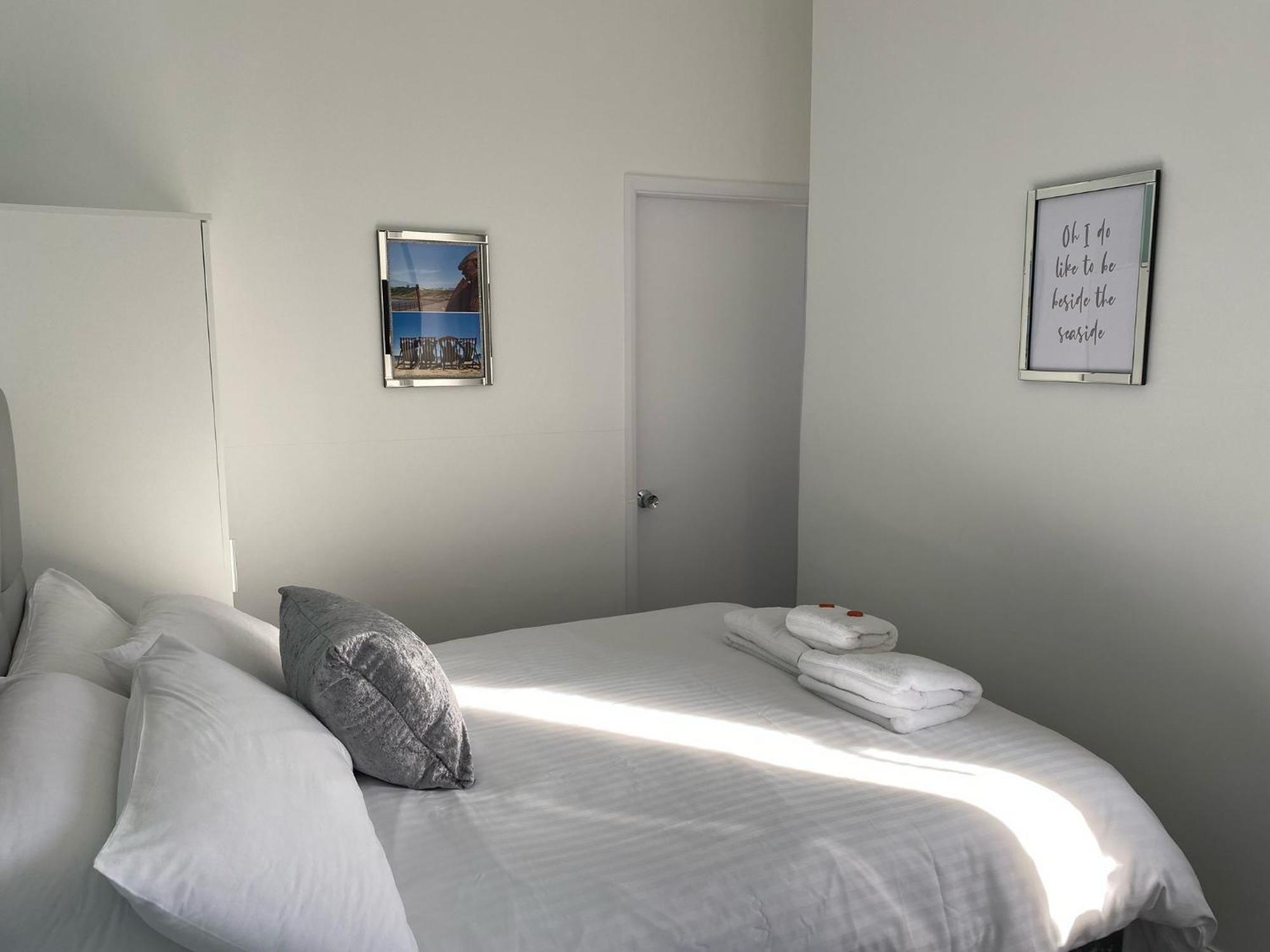 Marine View Guest House Скарборо Екстер'єр фото