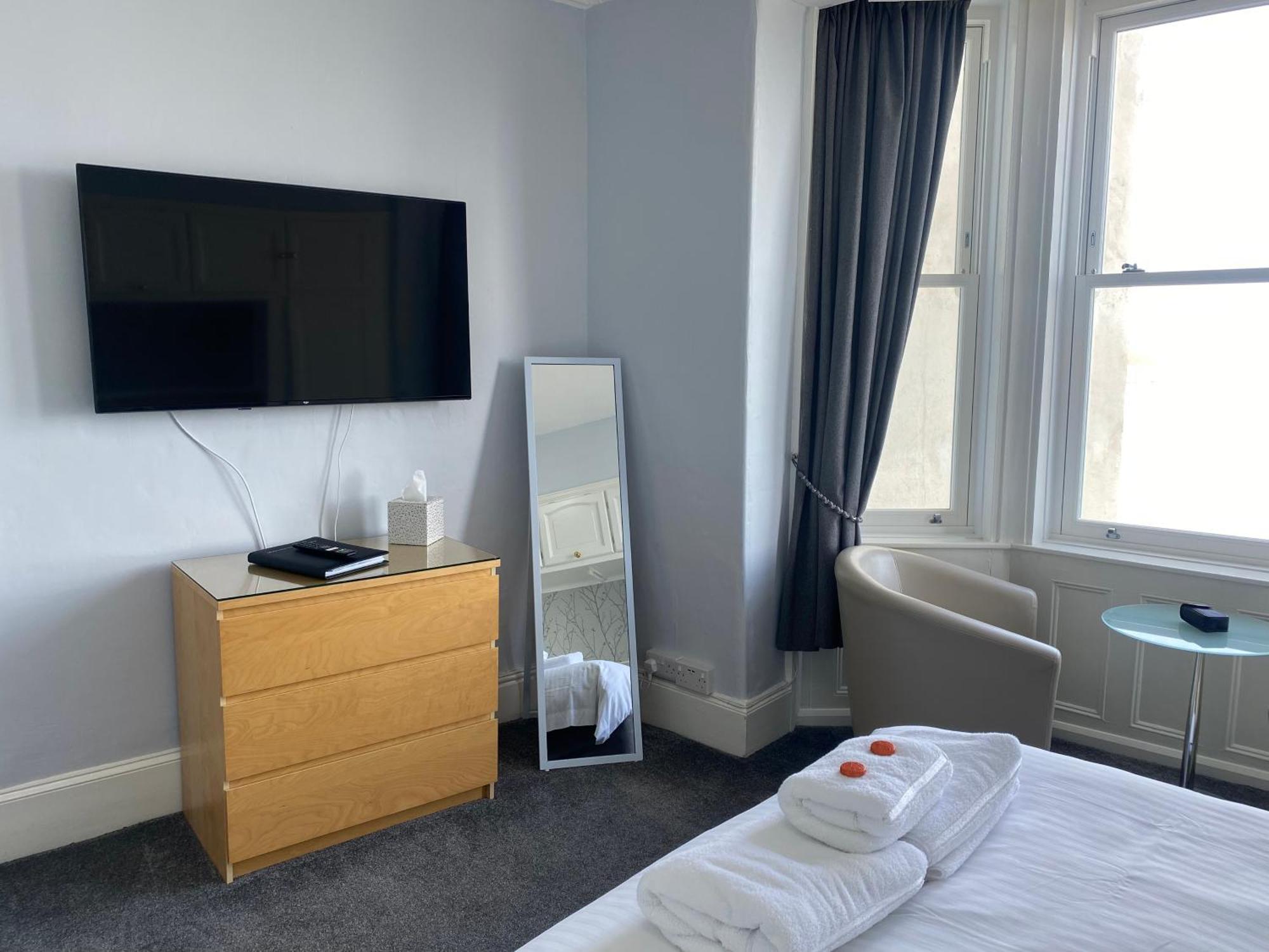 Marine View Guest House Скарборо Екстер'єр фото